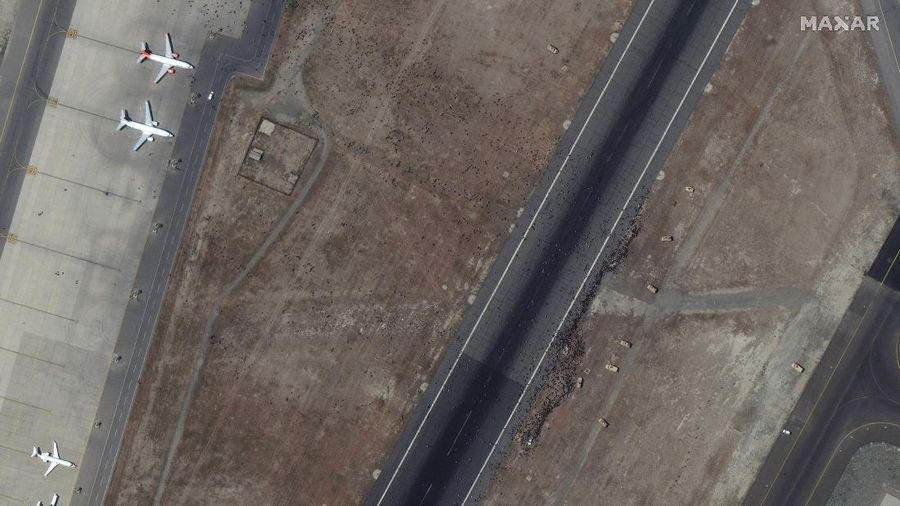 Warga Afganistan kabur dari negaranya dilihat dari satelit. (AP/Planet Labs Inc.)