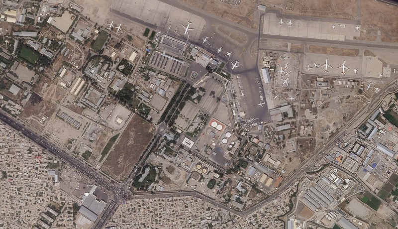 Warga Afganistan kabur dari negaranya dilihat dari satelit. (AP/Planet Labs Inc.) Warga Afganistan kabur dari negaranya dilihat dari satelit. (AP/Planet Labs Inc.)
