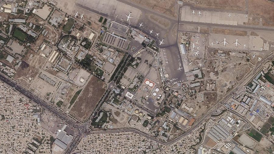 Warga Afganistan kabur dari negaranya dilihat dari satelit. (AP/Planet Labs Inc.)