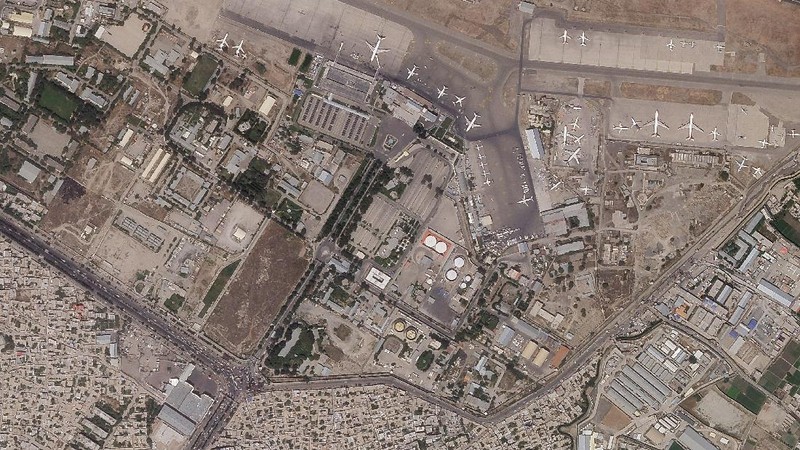 Warga Afganistan kabur dari negaranya dilihat dari satelit. (AP/Planet Labs Inc.)