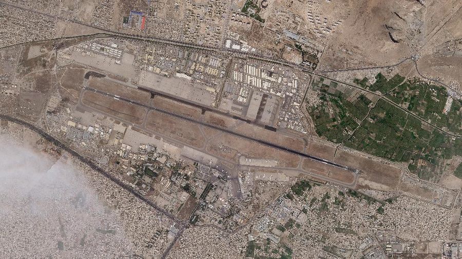 Warga Afganistan kabur dari negaranya dilihat dari satelit. (AP/Planet Labs Inc.)
