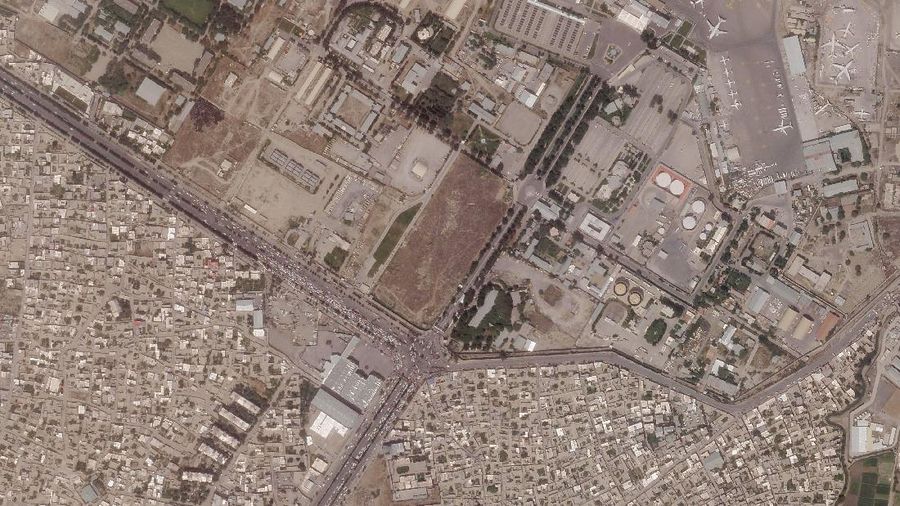 Warga Afganistan kabur dari negaranya dilihat dari satelit. (AP/Planet Labs Inc.)