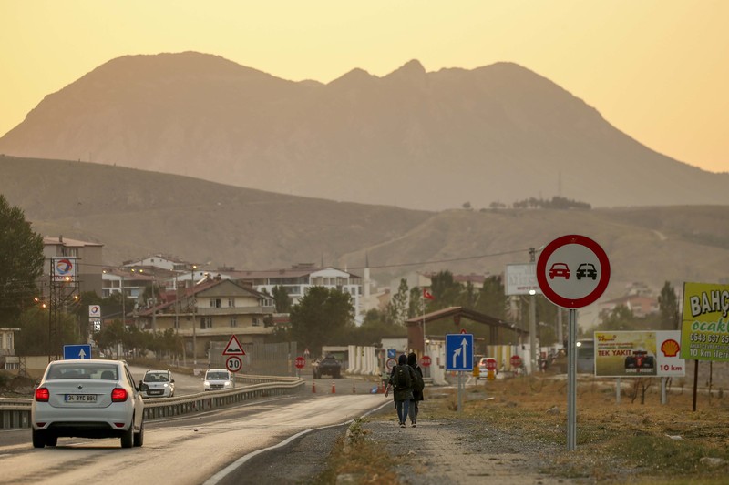 Warga negara Afghanistan berjalan ke perbatasan Turki. (AP/Emrah Gurel) Warga negara Afghanistan berjalan ke perbatasan Turki. (AP/Emrah Gurel)