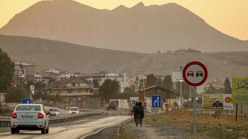 Warga negara Afghanistan berjalan ke perbatasan Turki. (AP/Emrah Gurel)