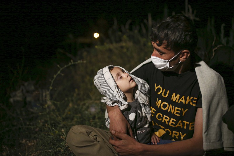 Warga negara Afghanistan berjalan ke perbatasan Turki. (AP/Emrah Gurel) Warga negara Afghanistan berjalan ke perbatasan Turki. (AP/Emrah Gurel)