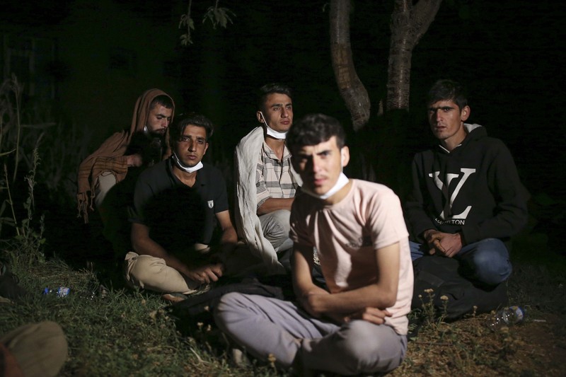 Warga negara Afghanistan berjalan ke perbatasan Turki. (AP/Emrah Gurel) Warga negara Afghanistan berjalan ke perbatasan Turki. (AP/Emrah Gurel)