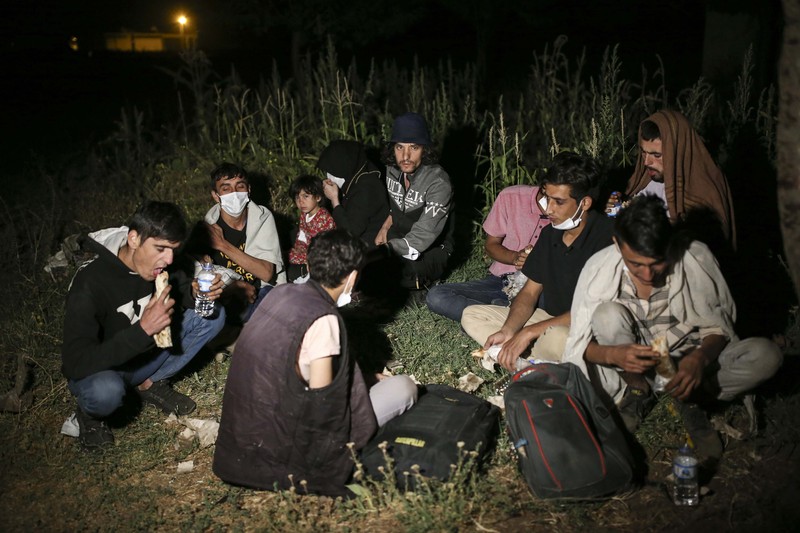 Warga negara Afghanistan berjalan ke perbatasan Turki. (AP/Emrah Gurel) Warga negara Afghanistan berjalan ke perbatasan Turki. (AP/Emrah Gurel)