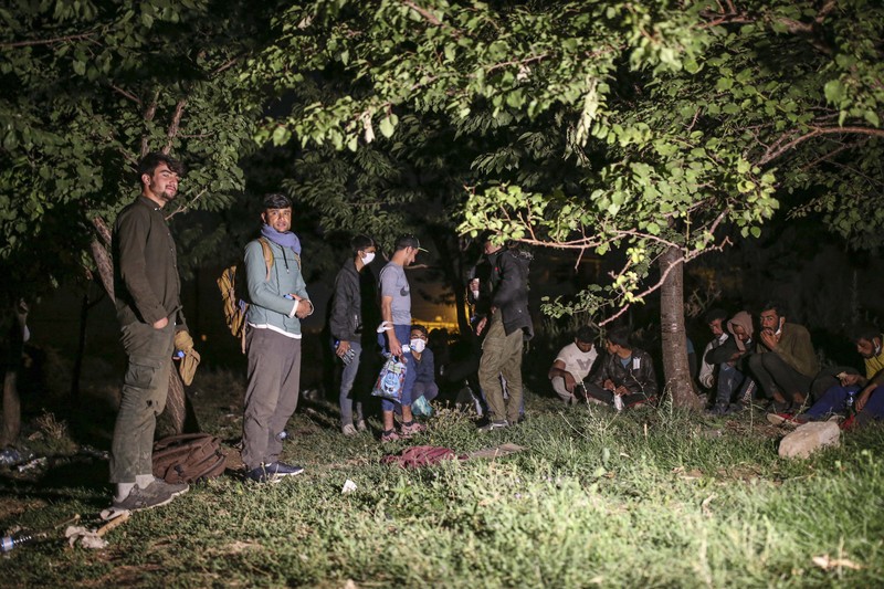 Warga negara Afghanistan berjalan ke perbatasan Turki. (AP/Emrah Gurel) Warga negara Afghanistan berjalan ke perbatasan Turki. (AP/Emrah Gurel)