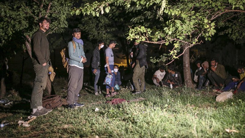 Warga negara Afghanistan berjalan ke perbatasan Turki. (AP/Emrah Gurel)