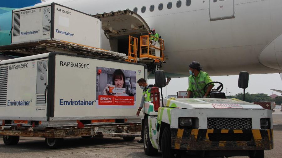 Indonesia kembali kedatangan vaksin tahap ke-41 yang berjumlah 5 juta dosis. Vaksin dengan merek CoronaVac dari Sinovac yang tiba hari ini di tanah air berupa vaksin jadi (finish product) 
Menurut Sekretaris Perusahaan sekaligus Juru Bicara COVID-19 Bio Farma, Bambang Heriyanto, untuk vaksin dengan skema bilateral dengan Sinovac, Bio Farma akan mendapatkan 25 juta dosis sampai dengan akhir Agustus 2021 mendatang.