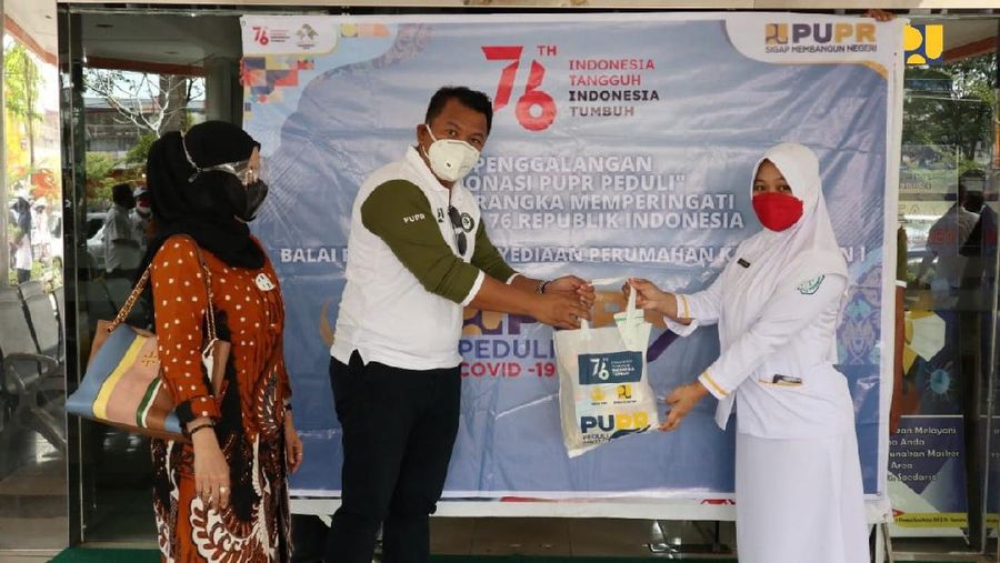 Dalam rangka HUT RI ke-76, Kementerian Pekerjaan Umum dan Perumahan Rakyat (PUPR) melakukan aksi peduli sosial pada hari Senin (16/08/2021).