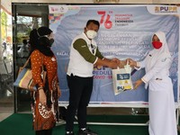 Kementerian PUPR Beri Bansos ke Nakes Hingga Petugas Makam
