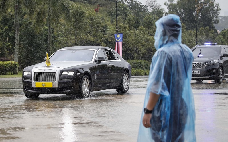 Kendaraan Kedah Istana Negara tiba di Istana Nasional di Kuala Lumpur, Malaysia. (AP/FL Wong)