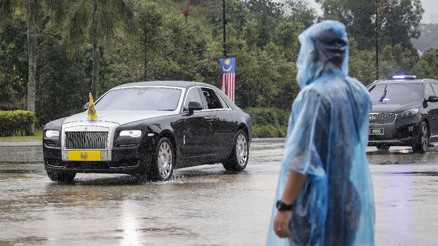 Kendaraan Kedah Istana Negara tiba di Istana Nasional di Kuala Lumpur, Malaysia. (AP/FL Wong)