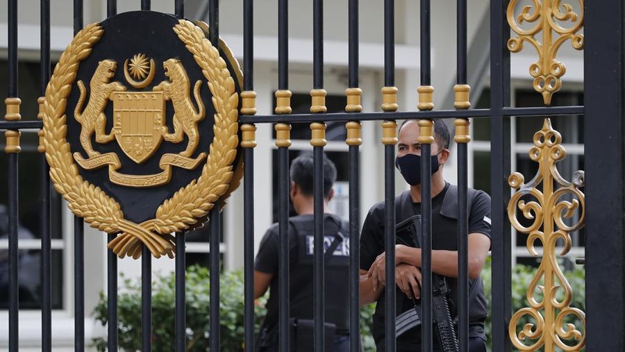 Polisi menjaga pintu belakang Istana Negara di Kuala Lumpur, Malaysia. (AP/FL Wong)