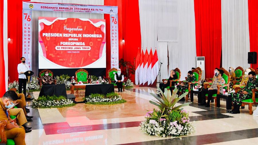 Presiden Joko Widodo mengingatkan seluruh unsur Forum Koordinasi Pimpinan Daerah (Forkopimda) se-Provinsi Jawa Timur untuk tetap berhati-hati dan waspada meskipun angka kasus aktif Covid-19. (Dok: Biro Pers Sekretariat Presiden)