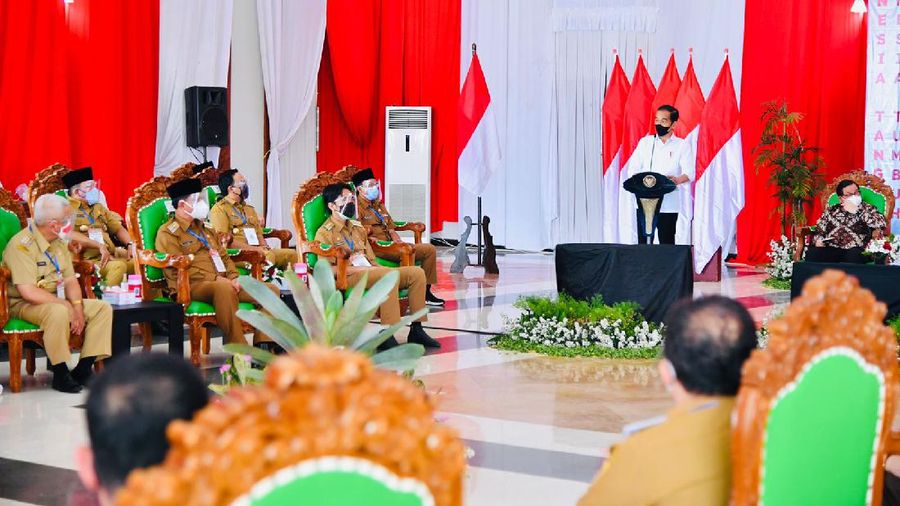 Presiden Joko Widodo mengingatkan seluruh unsur Forum Koordinasi Pimpinan Daerah (Forkopimda) se-Provinsi Jawa Timur untuk tetap berhati-hati dan waspada meskipun angka kasus aktif Covid-19. (Dok: Biro Pers Sekretariat Presiden)