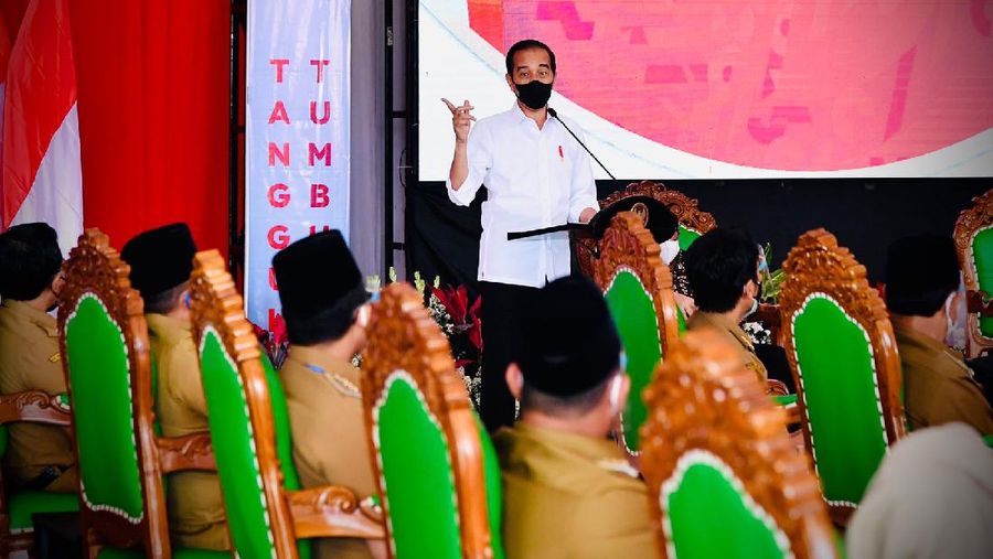 Presiden Joko Widodo mengingatkan seluruh unsur Forum Koordinasi Pimpinan Daerah (Forkopimda) se-Provinsi Jawa Timur untuk tetap berhati-hati dan waspada meskipun angka kasus aktif Covid-19. (Dok: Biro Pers Sekretariat Presiden)