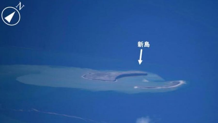 Sebuah gambar yang dirilis oleh penjaga pantai Jepang menunjukkan pulau baru berbentuk bulan sabit. (Dok: Japan Coast Guard)
