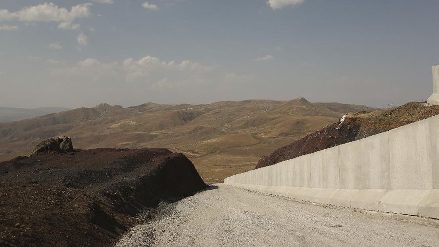 Turki bangun tembok perbatasan halau pengungsi Afghanistan. (AP/Emrah Gurel)