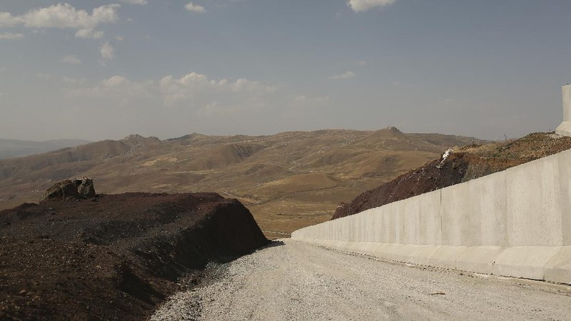Turki bangun tembok perbatasan halau pengungsi Afghanistan. (AP/Emrah Gurel)