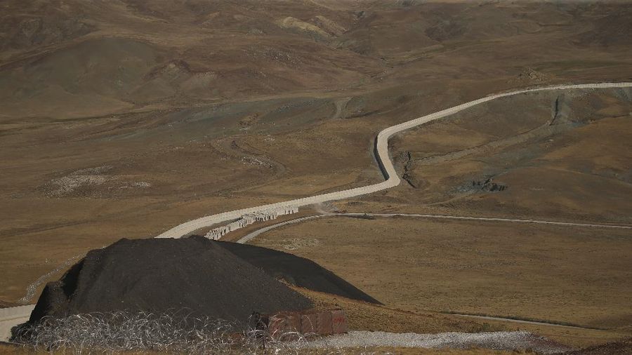 Turki bangun tembok perbatasan halau pengungsi Afghanistan. (AP/Emrah Gurel)