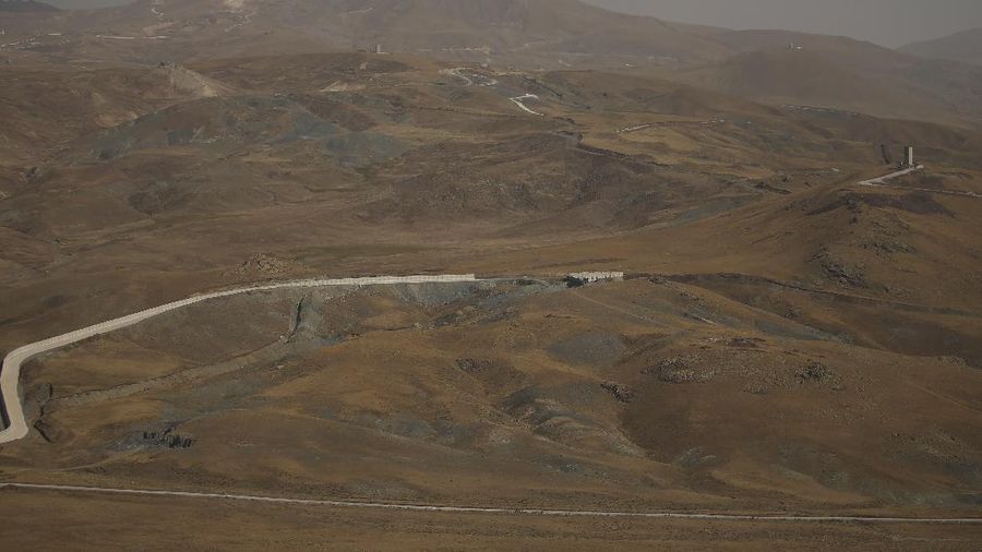 Turki bangun tembok perbatasan halau pengungsi Afghanistan. (AP/Emrah Gurel)