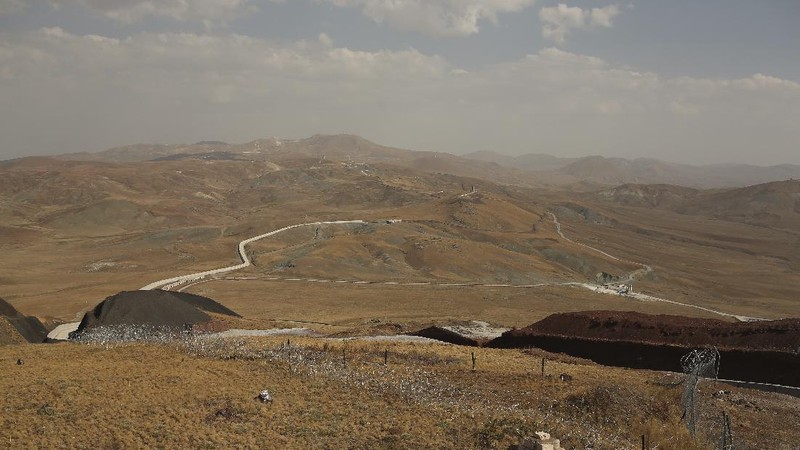 Turki bangun tembok perbatasan halau pengungsi Afghanistan. (AP/Emrah Gurel)