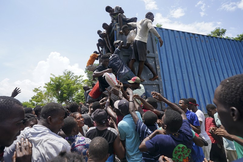Korban gempa Haiti berebut sembako saat bantuan datang. (AP/Fernando Llano) Korban gempa Haiti berebut sembako saat bantuan datang. (AP/Fernando Llano)