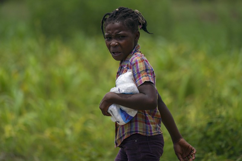 Korban gempa Haiti berebut sembako saat bantuan datang. (AP/Fernando Llano) Korban gempa Haiti berebut sembako saat bantuan datang. (AP/Fernando Llano)