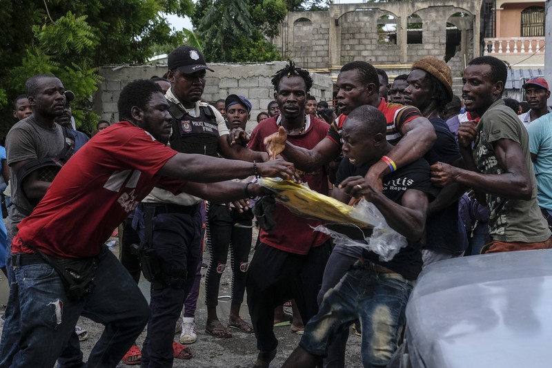 Korban gempa Haiti berebut sembako saat bantuan datang. (AP/Fernando Llano) Korban gempa Haiti berebut sembako saat bantuan datang. (AP/Fernando Llano)
