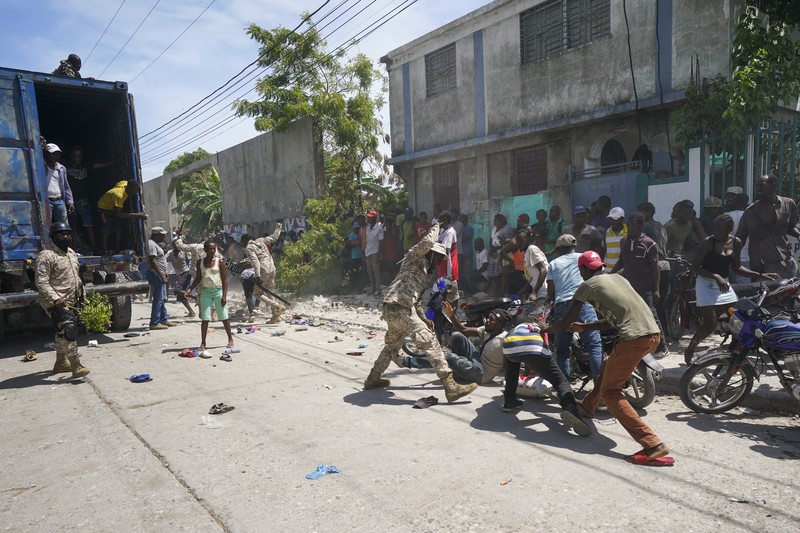 Korban gempa Haiti berebut sembako saat bantuan datang. (AP/Fernando Llano)