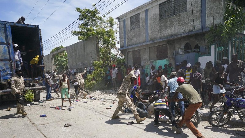 Korban gempa Haiti berebut sembako saat bantuan datang. (AP/Fernando Llano)