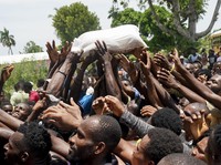 Chaos! Warga Haiti Menjarah Truk Sembako Demi Bertahan Hidup