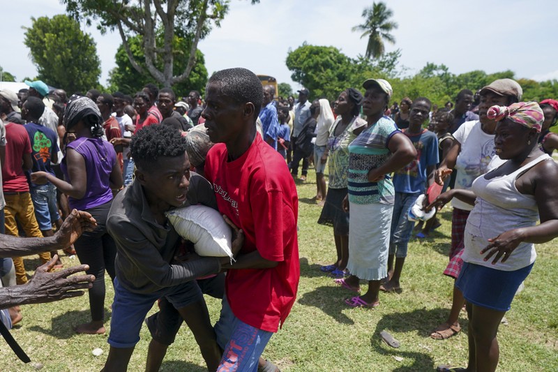 Korban gempa Haiti berebut sembako saat bantuan datang. (AP/Fernando Llano) Korban gempa Haiti berebut sembako saat bantuan datang. (AP/Fernando Llano)
