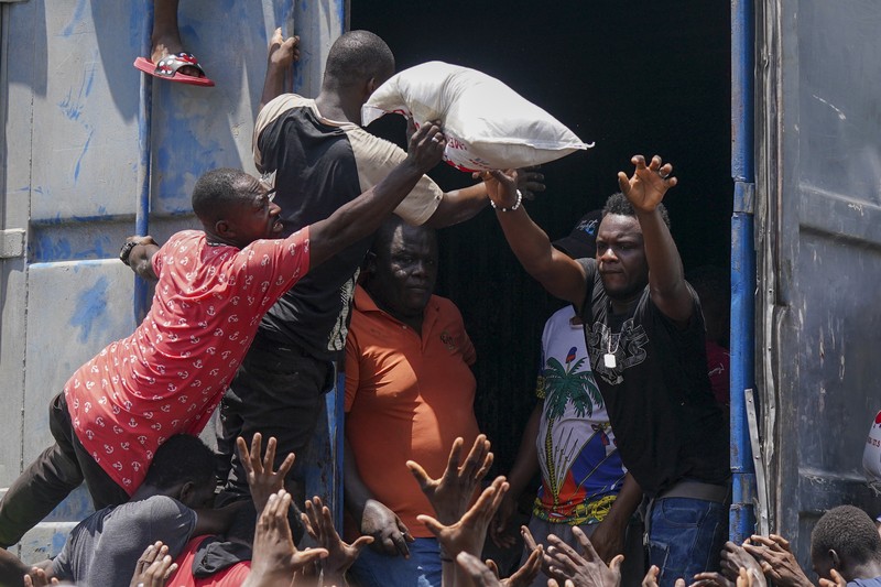 Korban gempa Haiti berebut sembako saat bantuan datang. (AP/Fernando Llano) Korban gempa Haiti berebut sembako saat bantuan datang. (AP/Fernando Llano)