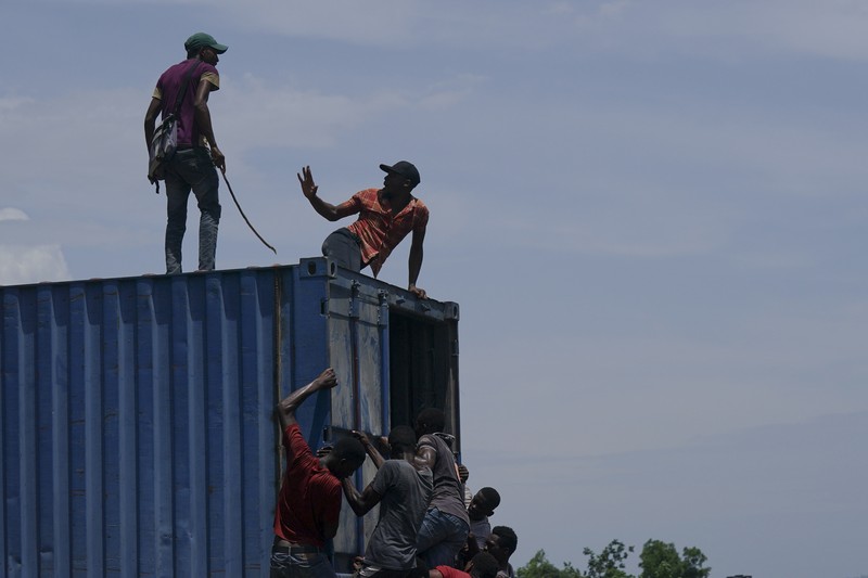 Korban gempa Haiti berebut sembako saat bantuan datang. (AP/Fernando Llano) Korban gempa Haiti berebut sembako saat bantuan datang. (AP/Fernando Llano)