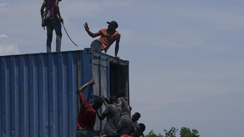Korban gempa Haiti berebut sembako saat bantuan datang. (AP/Fernando Llano)