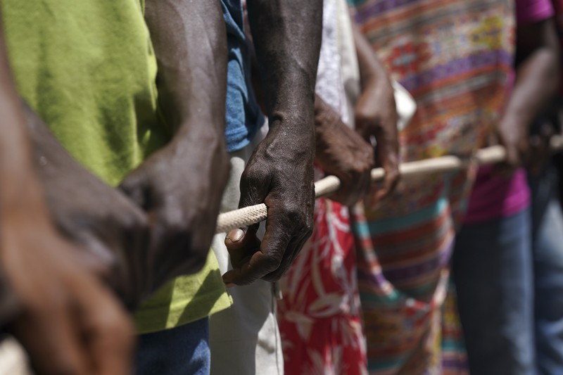 Korban gempa Haiti berebut sembako saat bantuan datang. (AP/Fernando Llano)