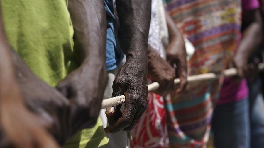 Korban gempa Haiti berebut sembako saat bantuan datang. (AP/Fernando Llano)