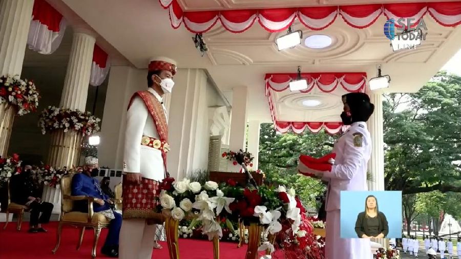 Momen saat anggota Paskibraka menerima Bendera Pusaka Merah Putih dari Presiden RI Joko Widodo untuk dikibarkan dalam pelaksanaan upacara peringatan HUT Ke-76 RI di Istana Merdeka Jakarta, Selasa (17/8). Momen ini disiarkan secara langsung oleh kanal TV inhouse IndiHome, SEA Today, sebagai Official Broadcaster.