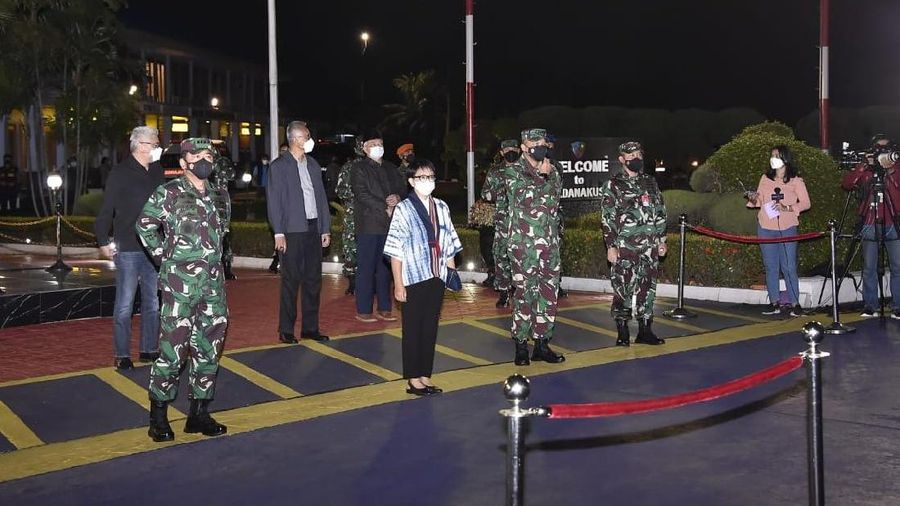 WNI yang dievakuasi dari Afghanistan ke tanah air, di Base Ops, Lanud Halim Perdanakusumah, Jakarta Timur, Sabtu dini hari (21/8/2021). (Dok Puspen TNI)