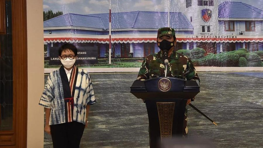 WNI yang dievakuasi dari Afghanistan ke tanah air, di Base Ops, Lanud Halim Perdanakusumah, Jakarta Timur, Sabtu dini hari (21/8/2021). (Dok Puspen TNI)