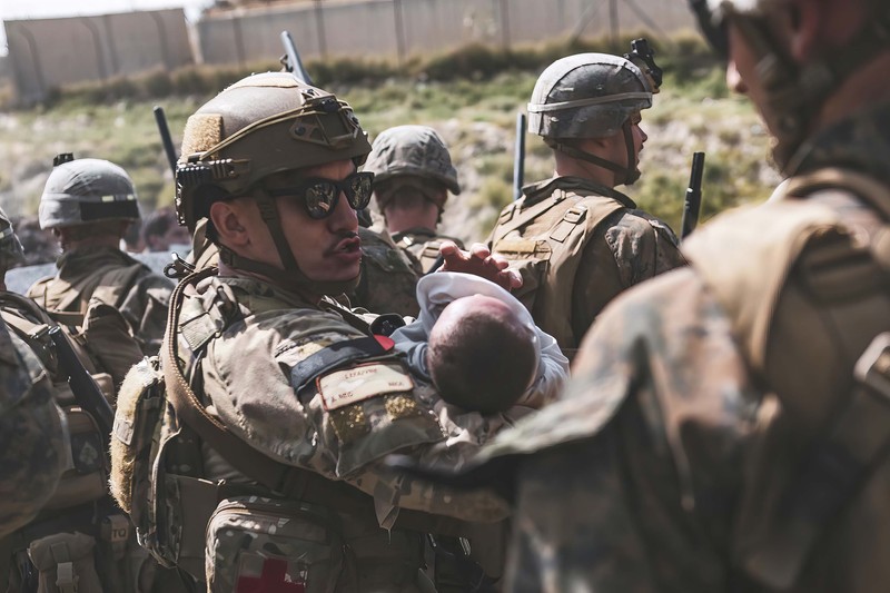 Tentara Amerika berjaga dan menyelamatkan warga Afghanistan di Kabul. (AP/Staff Sgt. Victor Mancilla) Tentara Amerika berjaga dan menyelamatkan warga Afghanistan di Kabul. (AP/Staff Sgt. Victor Mancilla)