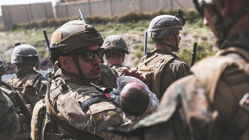 Tentara Amerika berjaga dan menyelamatkan warga Afghanistan di Kabul. (AP/Staff Sgt. Victor Mancilla)