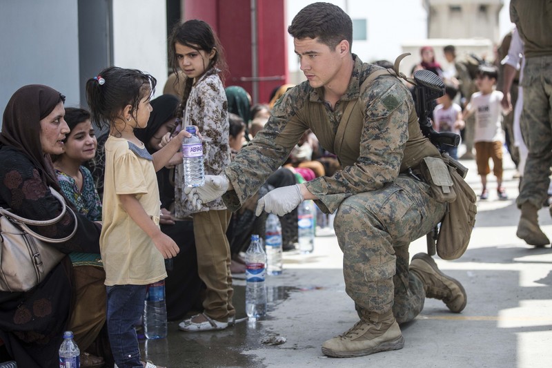Tentara Amerika berjaga dan menyelamatkan warga Afghanistan di Kabul. (AP/Staff Sgt. Victor Mancilla) Tentara Amerika berjaga dan menyelamatkan warga Afghanistan di Kabul. (AP/Staff Sgt. Victor Mancilla)
