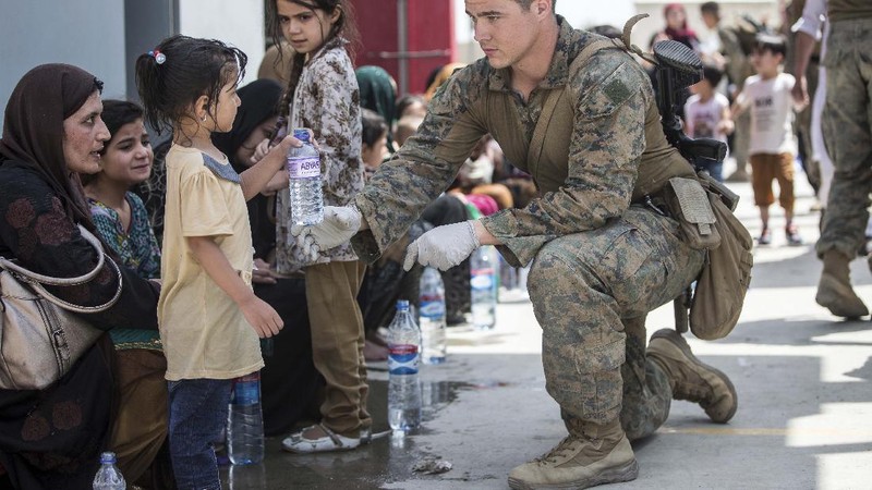 Tentara Amerika berjaga dan menyelamatkan warga Afghanistan di Kabul. (AP/Staff Sgt. Victor Mancilla)