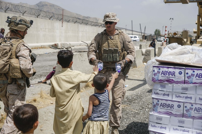 Tentara Amerika berjaga dan menyelamatkan warga Afghanistan di Kabul. (AP/Staff Sgt. Victor Mancilla) Tentara Amerika berjaga dan menyelamatkan warga Afghanistan di Kabul. (AP/Staff Sgt. Victor Mancilla)