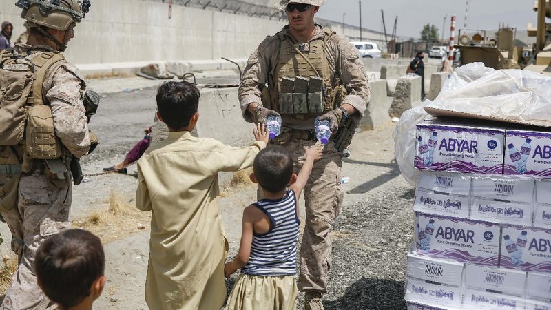 Tentara Amerika berjaga dan menyelamatkan warga Afghanistan di Kabul. (AP/Staff Sgt. Victor Mancilla)