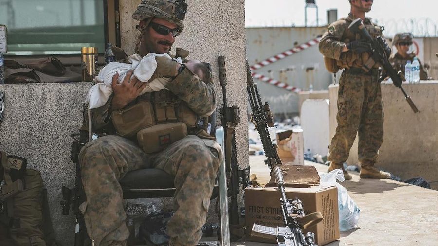 Tentara Amerika berjaga dan menyelamatkan warga Afghanistan di Kabul. (AP/Staff Sgt. Victor Mancilla)